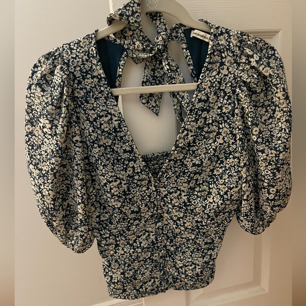 Abercrombie blue puffy sleeve floral top